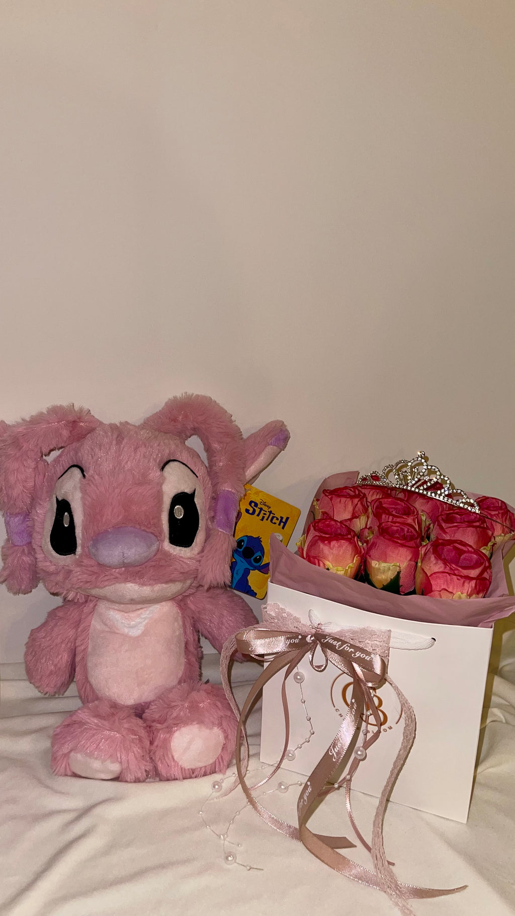 Royal Angel Deluxe Set | Ewige Rosen, Krone , Geschenkkarte & Disney Stitch Plüschtier in Rosé | Chérie Bloom