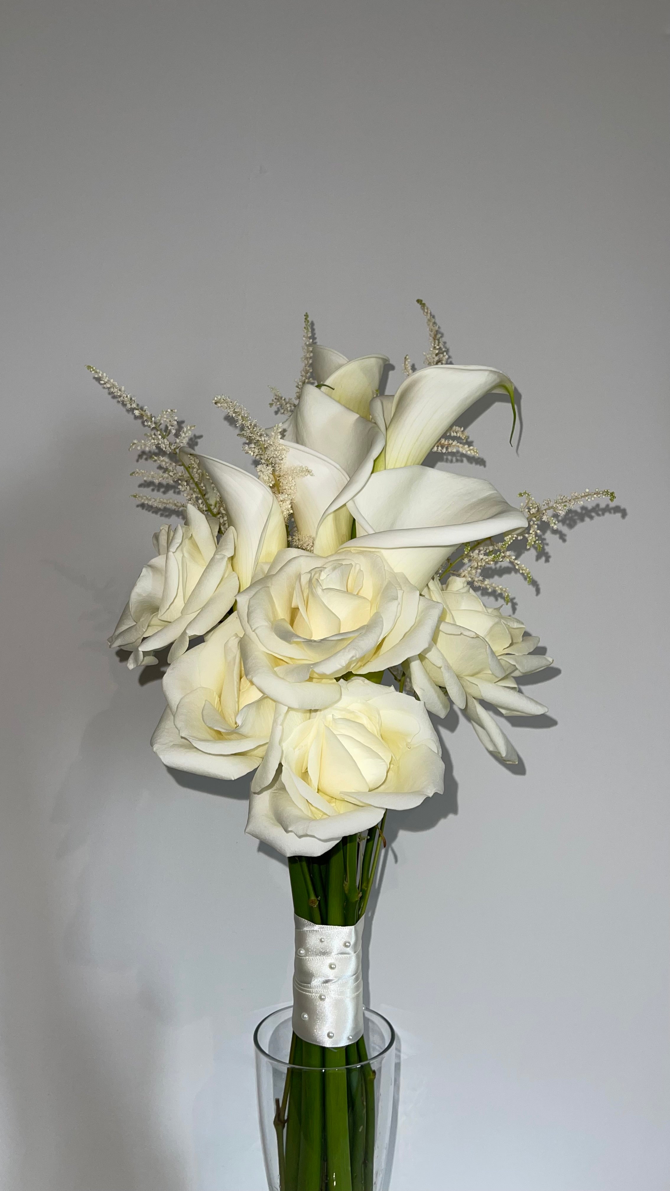 Brautstrauß mit Calla & Rosen – Eleganter Hochzeitsstrauß | Chérie Bloom