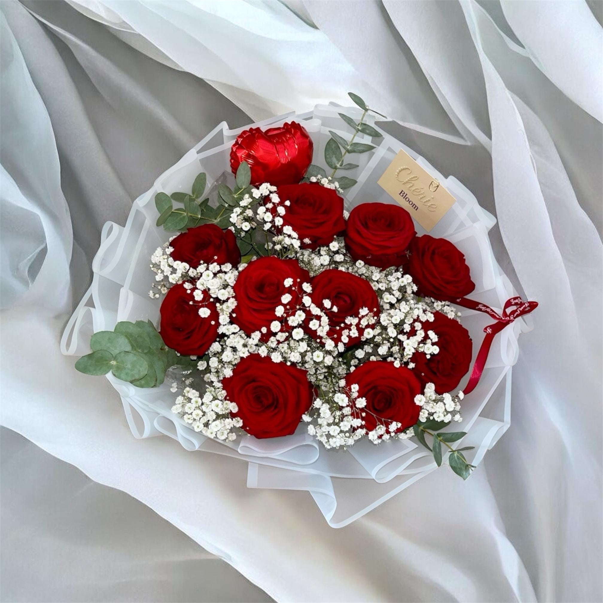 Red Naomi Rosenstrauß mit Eukalyptus & Schleierkraut