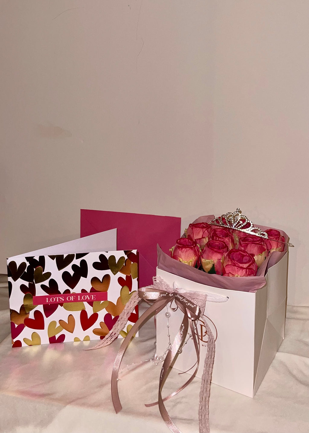 Premium Blumentasche Princess Treatment mit Tiara & Karte | Chérie Bloom
