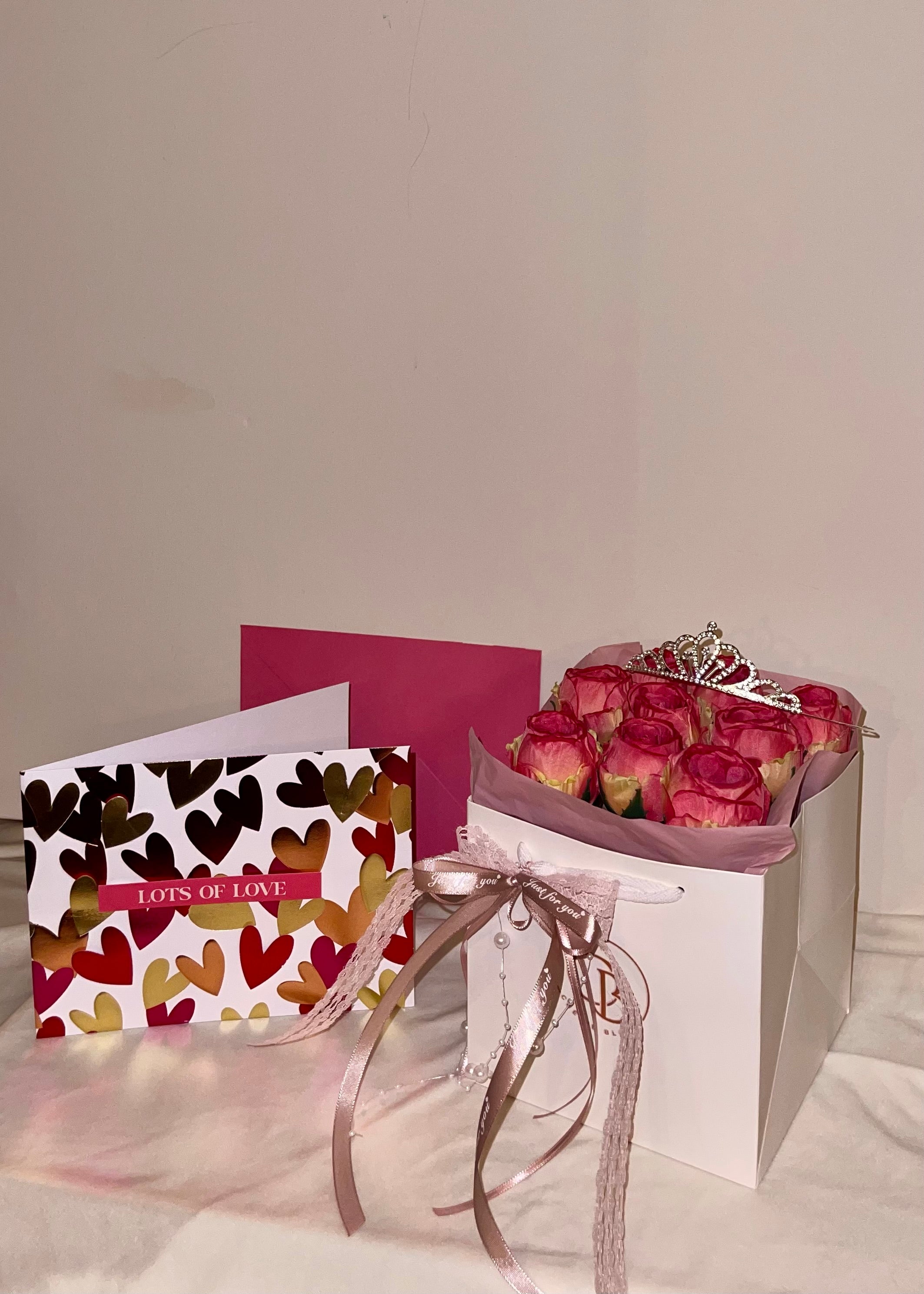 Premium Blumentasche Princess Treatment mit Tiara & Karte | Chérie Bloom