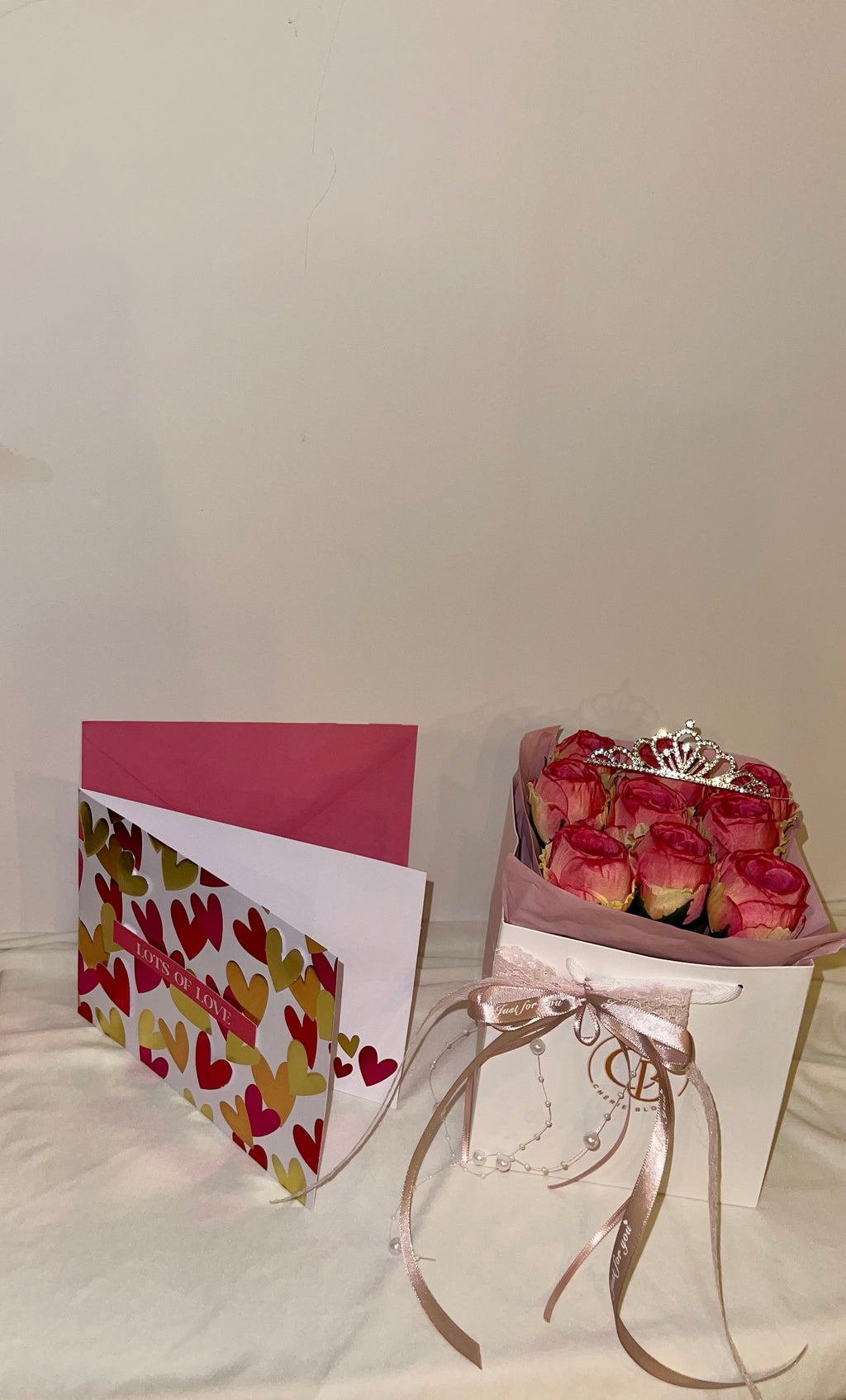 Premium Blumentasche Princess Treatment mit Tiara & Karte | Chérie Bloom
