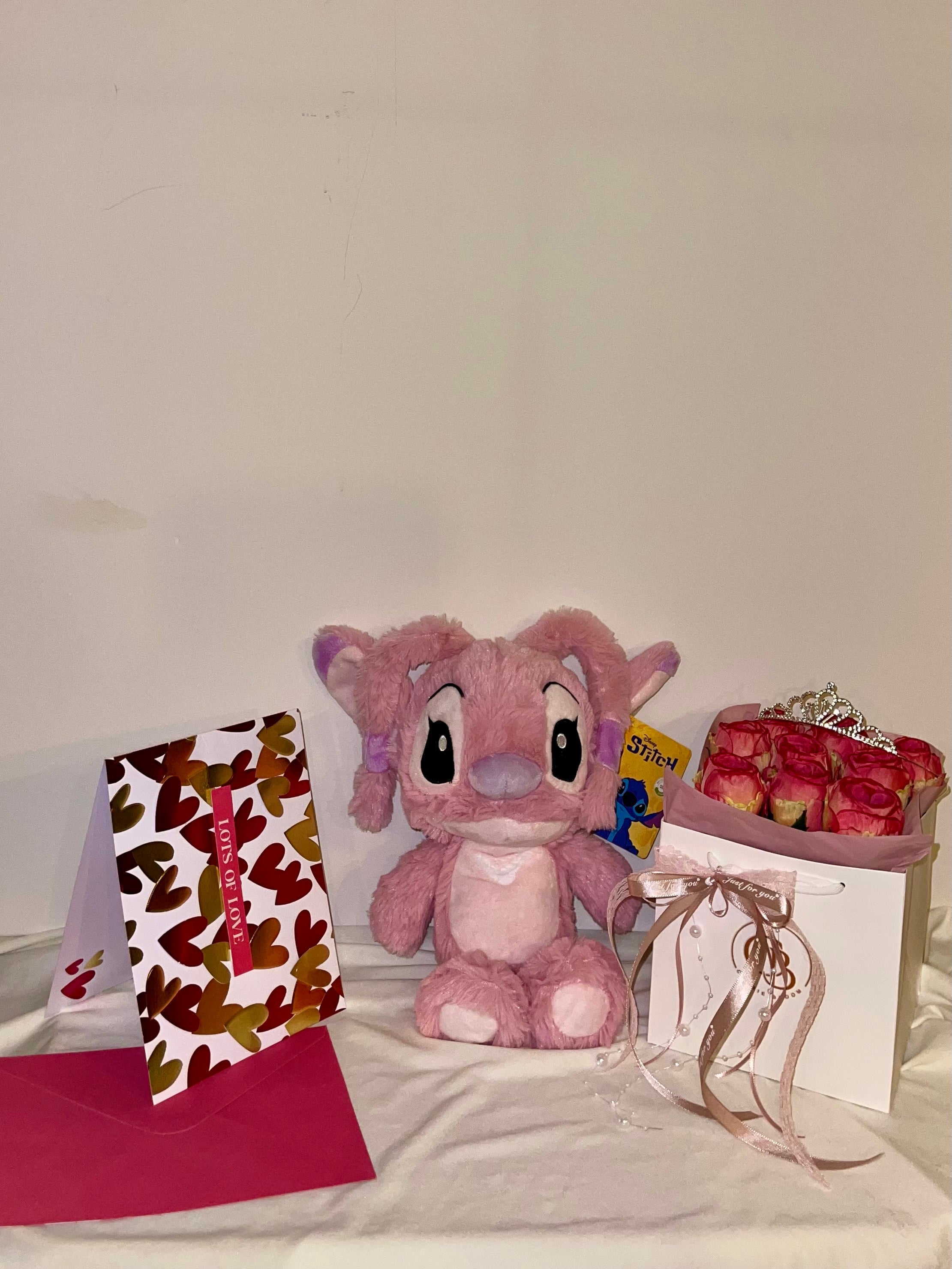 Royal Angel Deluxe Set | Ewige Rosen, Krone , Geschenkkarte & Disney Stitch Plüschtier in Rosé | Chérie Bloom