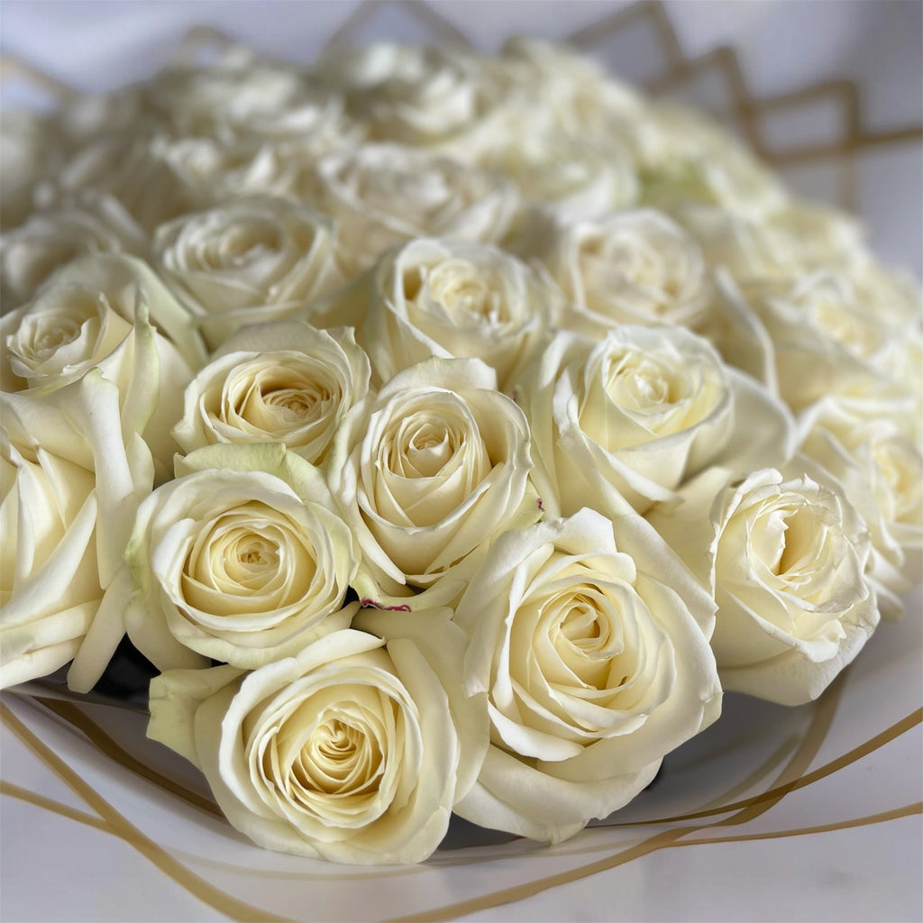 White Signature Bouquet / 50 Rosen | Chérie Bloom