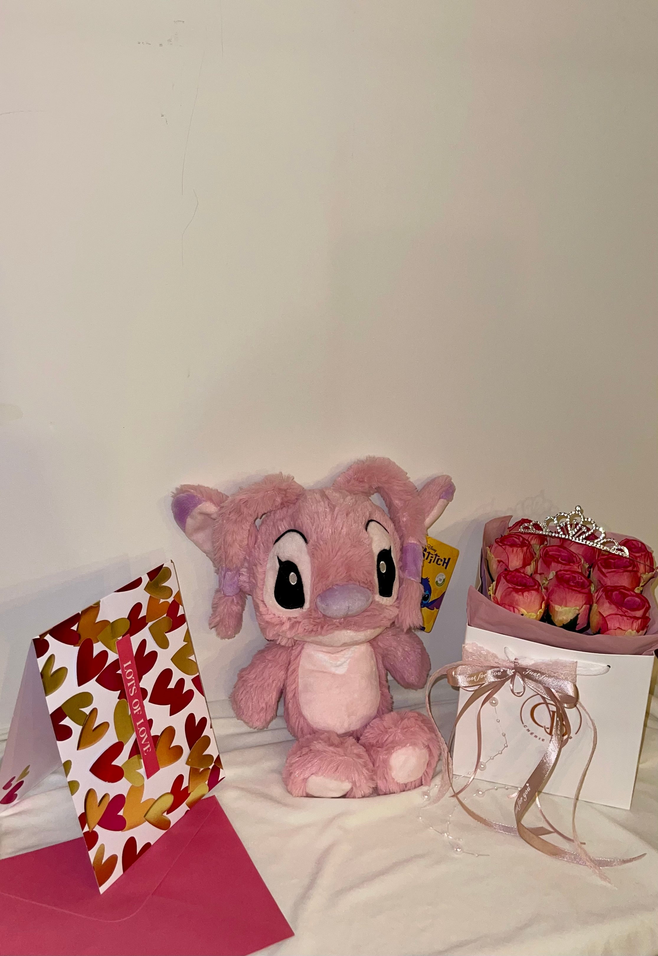 Royal Angel Deluxe Set | Ewige Rosen, Krone , Geschenkkarte & Disney Stitch Plüschtier in Rosé | Chérie Bloom
