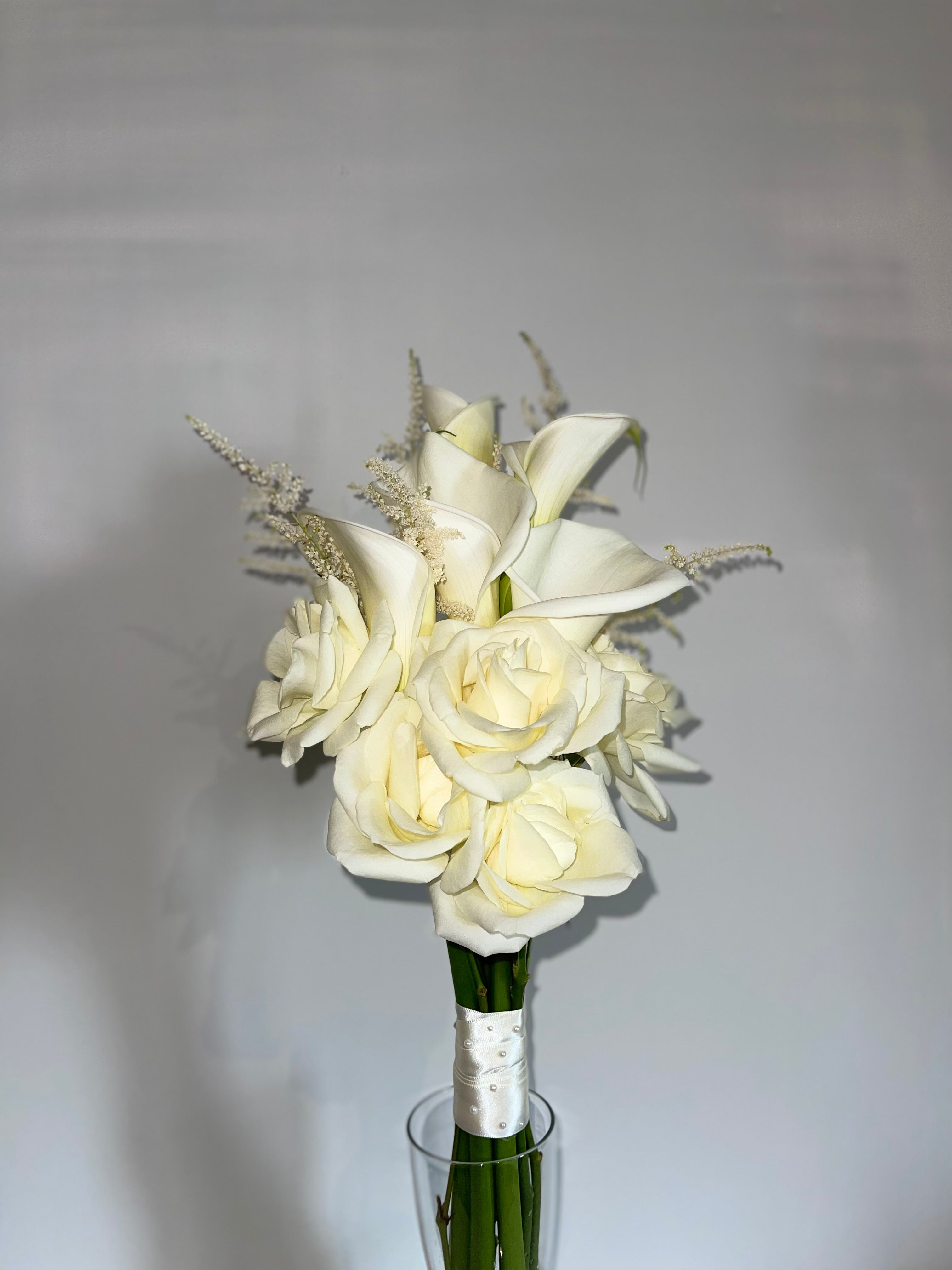 Brautstrauß mit Calla & Rosen – Eleganter Hochzeitsstrauß | Chérie Bloom